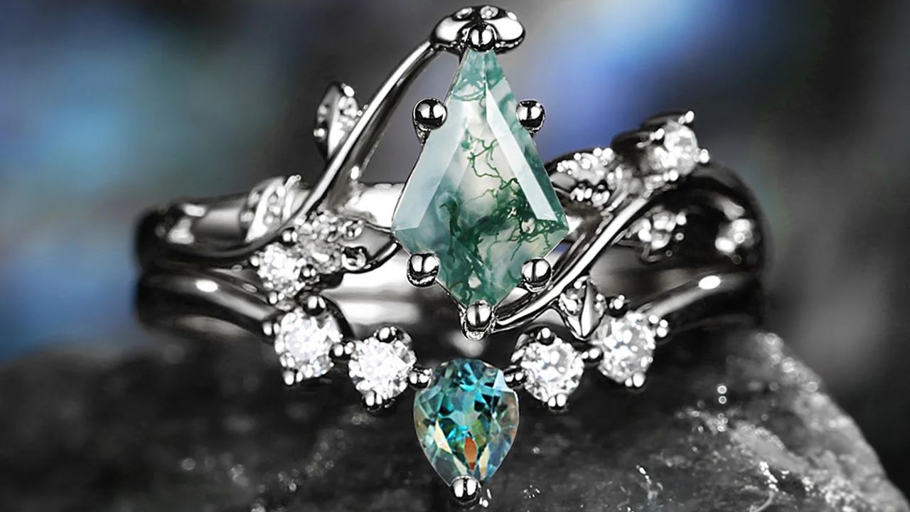 How Moss Agate Rings Are Used to Represent Growth and Renewal in Relationships